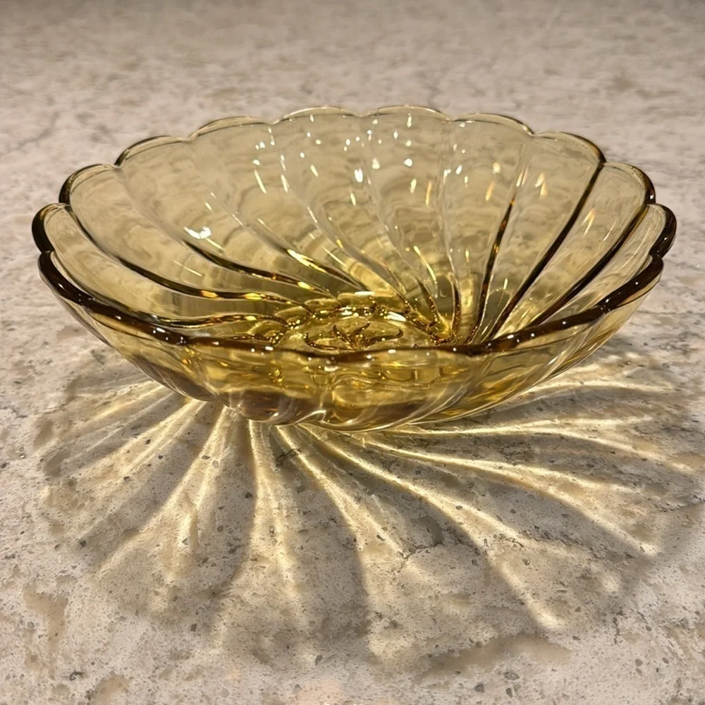VINTAGE 70’s~HAZEL ATLAS AMBER GLASS~SERVING SALAD BOWL~CAPRI SWIRL PATTERN~G22